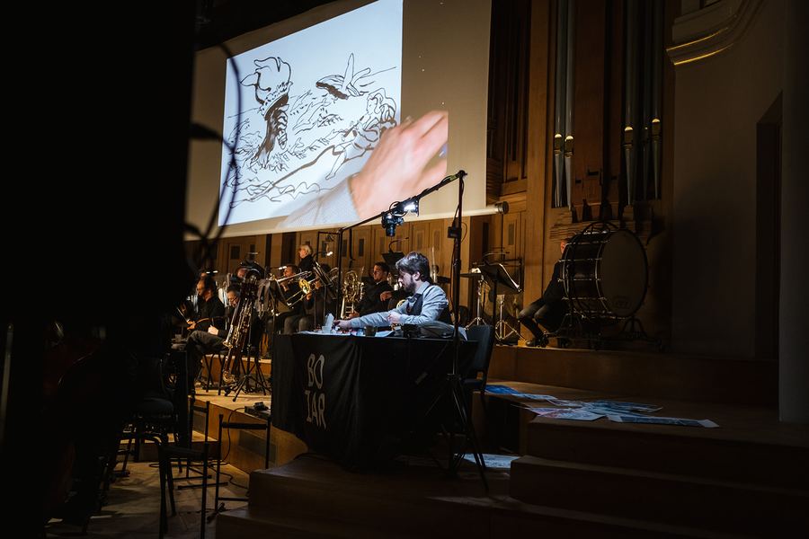 Concert photo: the orchestra at BOZAR with the live drawing projected above